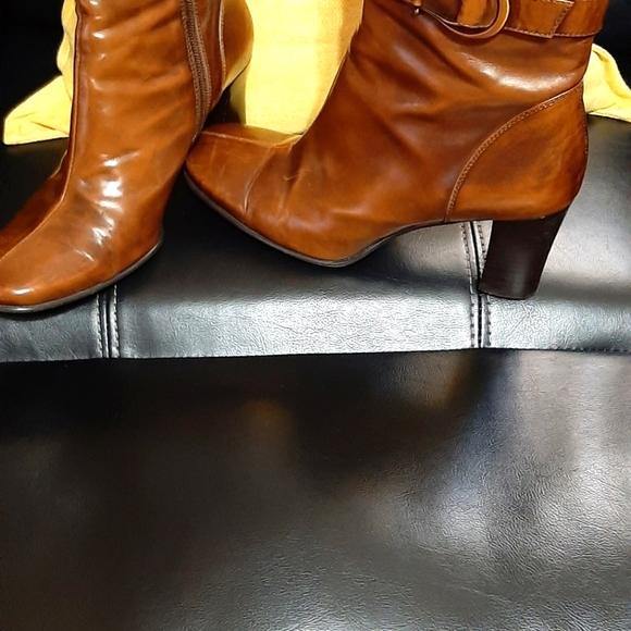 Liz Claiborne size 7 above ankle distressed boot - Picture 2 of 9